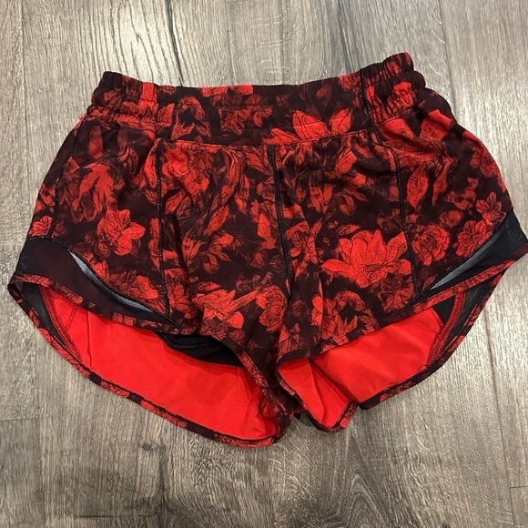 Lululemon Women’s Hotty Hot Short II Running 2.5" Carminetrue Red Black Floral - Picture 5 of 11